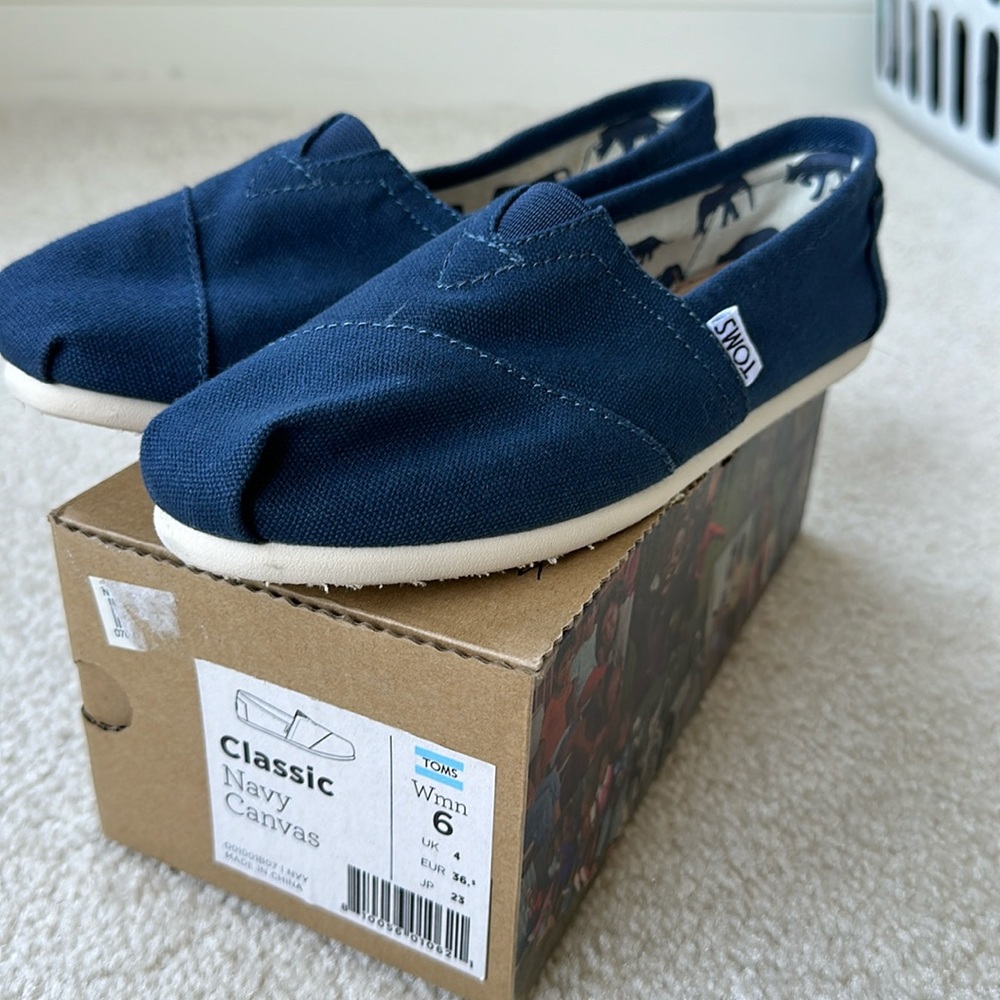 Brand new women’s size 6 navy blue TOMS